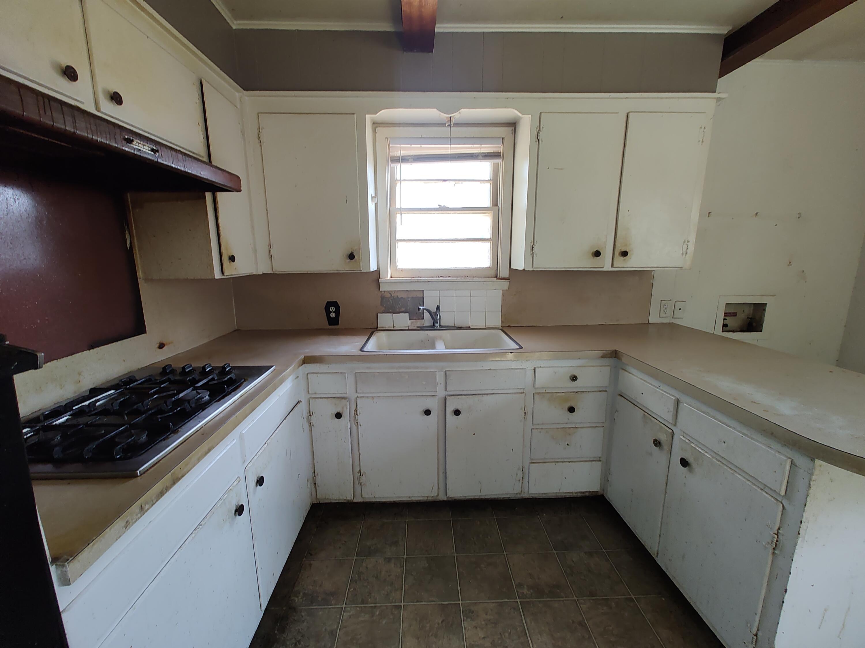 2205 38th Street Lubbock, TX 79412 - Photo 9 of 25 IMG_20250819_165240056 (1)