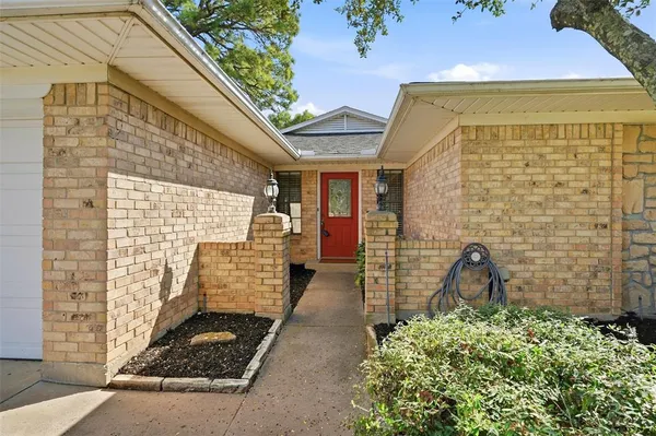 $495,000 | 718 Kiowa Drive West, Lake Kiowa, TX 76240