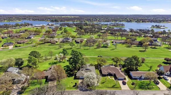 $495,000 | 718 Kiowa Drive West, Lake Kiowa, TX 76240