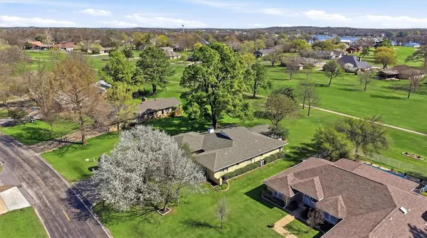 $495,000 | 718 Kiowa Drive West, Lake Kiowa, TX 76240