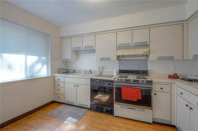 $395,000 | 7909 Grandview Street, Overland Park, KS 66204