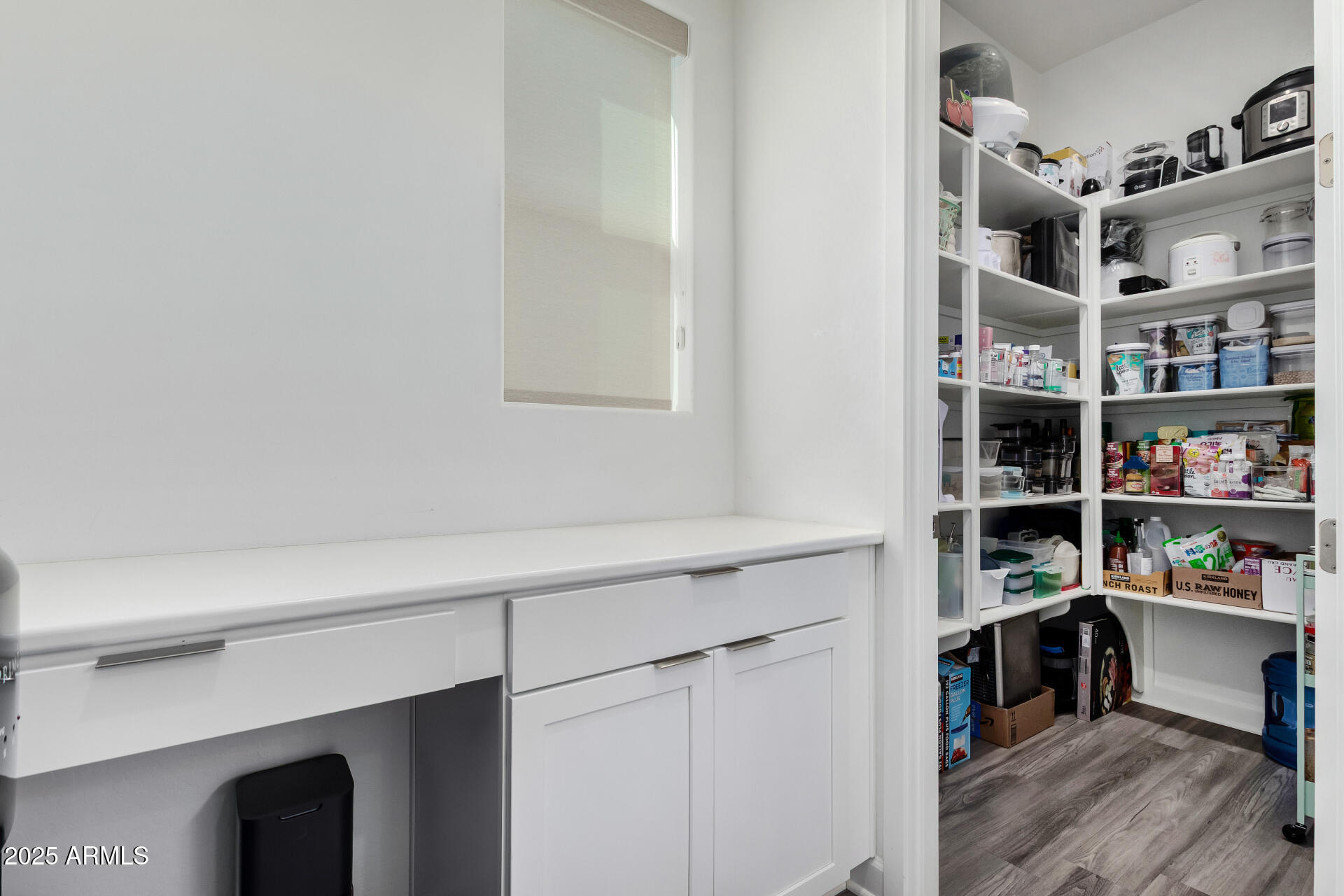 11048 East Utah Avenue Mesa, AZ 85212 - Photo 9 of 29 a room with a book shelf