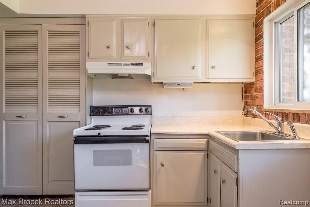 911 North Adams Road Birmingham, MI 48009 - Photo 7 of 15 Kitchen