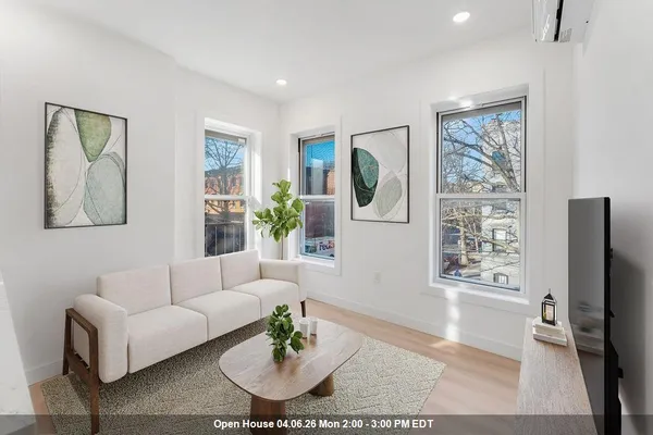 $3,046 | 306 Varick Street, Unit 2, Jersey City, NJ 07302