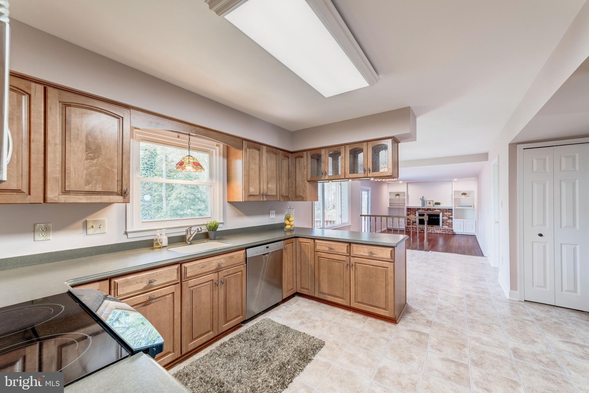 8326 Lindside Way Springfield, VA 22153 - Photo 11 of 48 KITCHEN