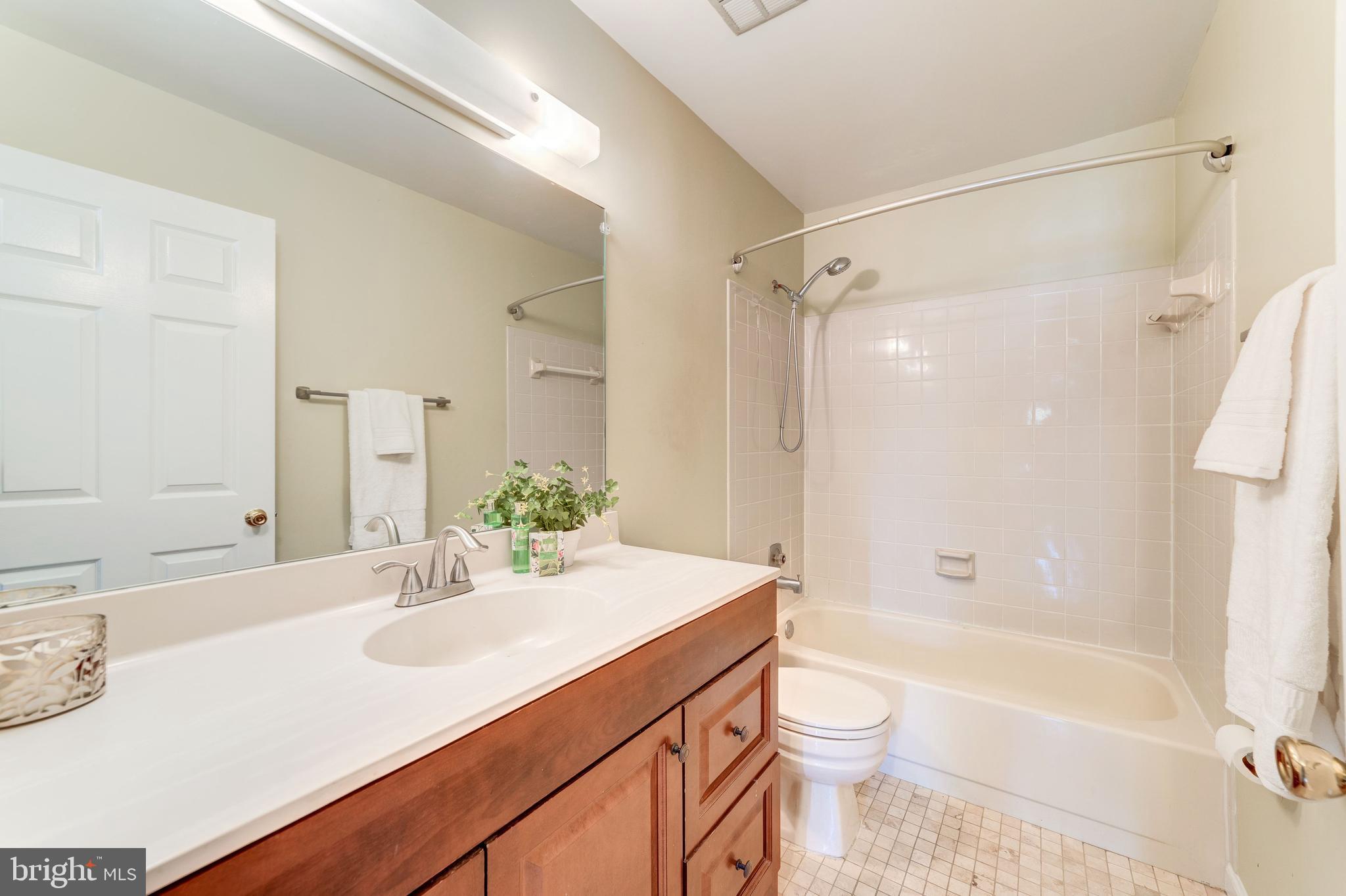 8326 Lindside Way Springfield, VA 22153 - Photo 38 of 48 BATH #2, UPPER HALL