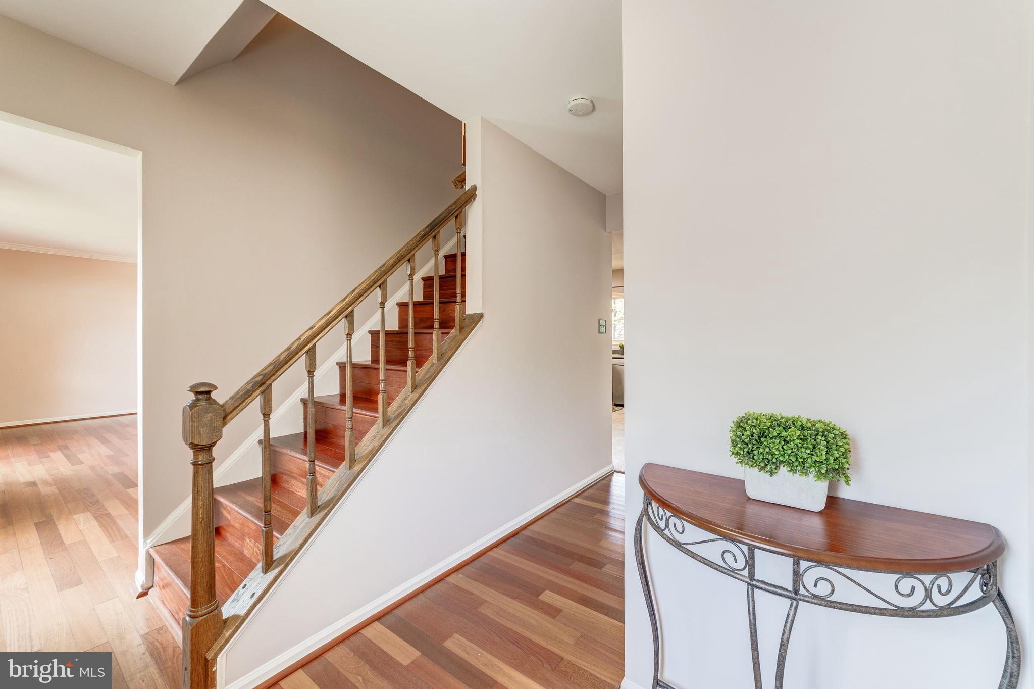 8326 Lindside Way Springfield, VA 22153 - Photo 5 of 48 FOYER
