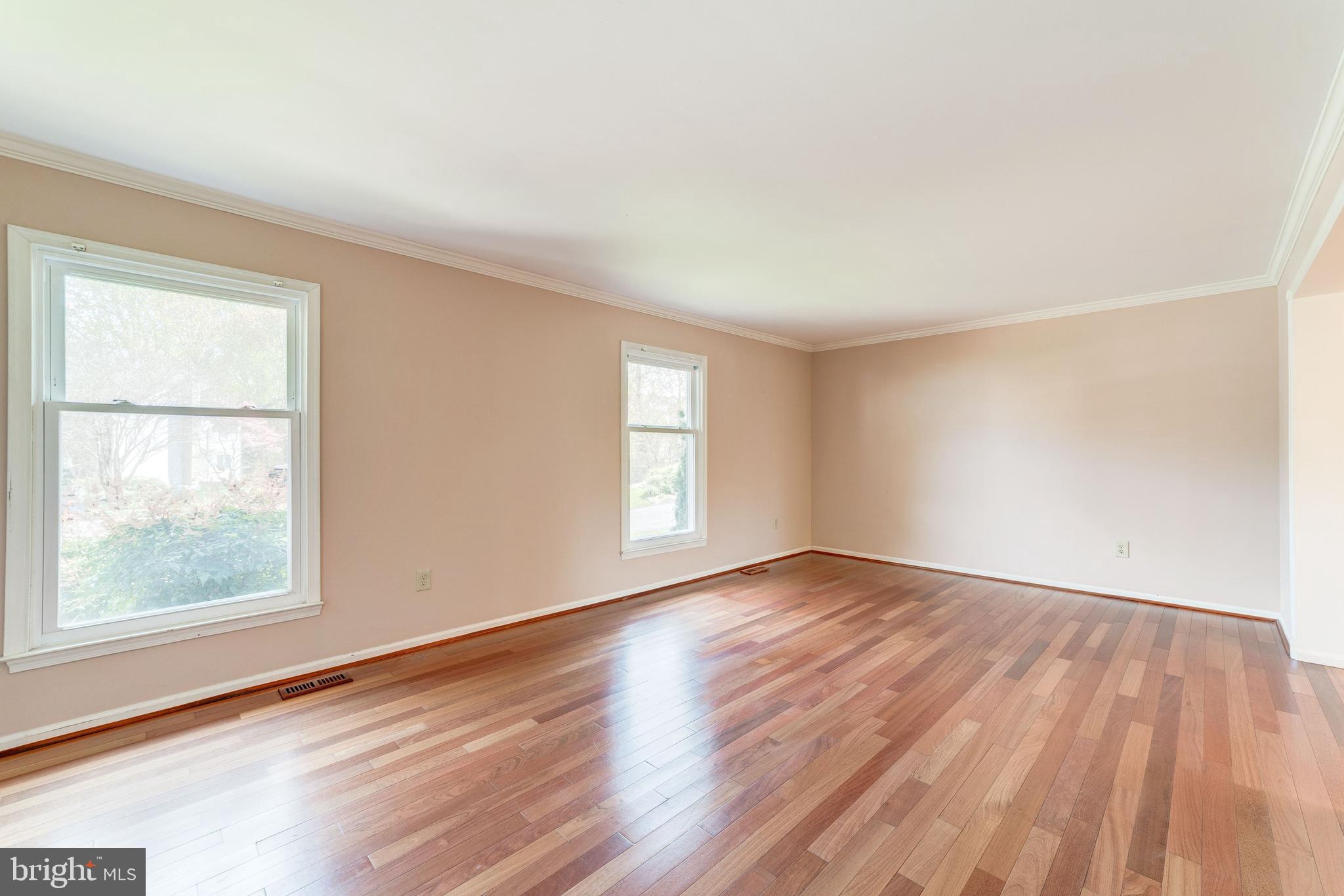 8326 Lindside Way Springfield, VA 22153 - Photo 6 of 48 LIVING ROOM