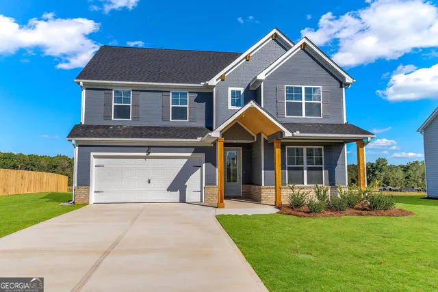 a view of a yard in front of house