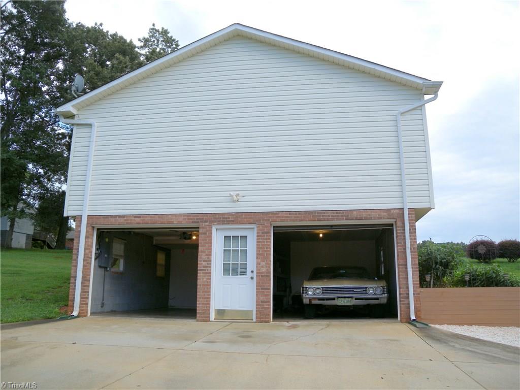 635 Stephany Circle Rural Hall, NC 27045 - Photo 4 of 16 2 car Gargage