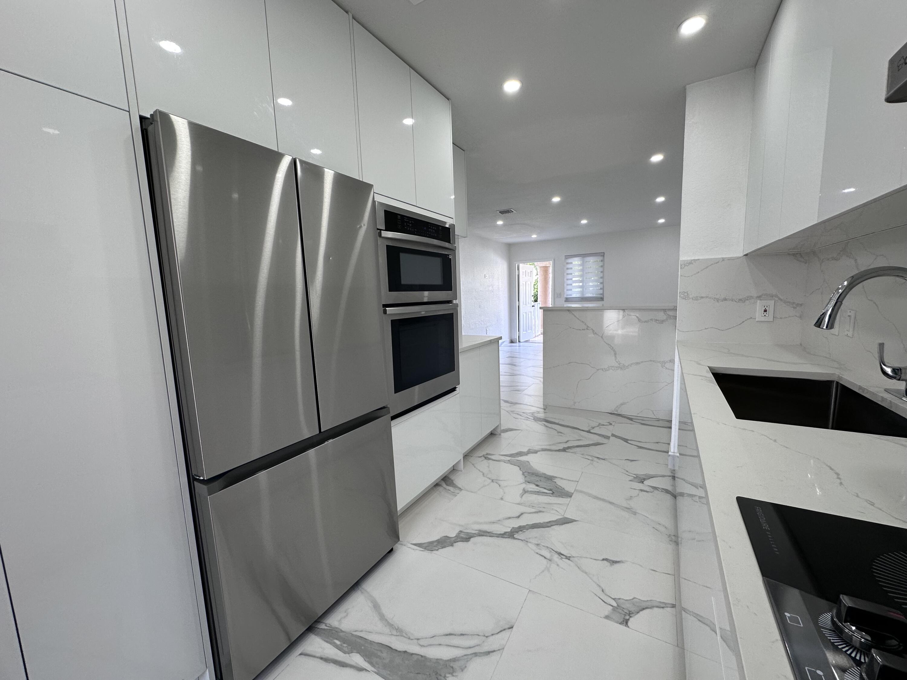 300 East 4th Street, Unit 103 Hialeah, FL 33010 - Photo 6 of 27 kitchen