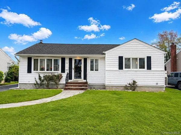 $3,900 | 49 Garden Boulevard, Hicksville, NY 11801
