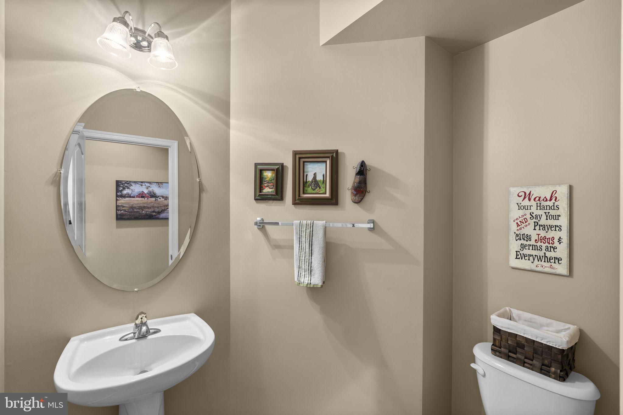 9323 Castle Hill Road Springfield, VA 22153 - Photo 31 of 95 a bathroom with a toilet a sink and mirror