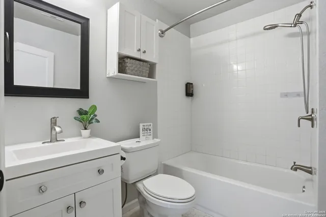 $225,000 | 402 Mockingbird Lane, Devine, TX 78016