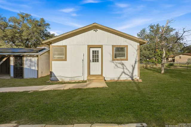 $225,000 | 402 Mockingbird Lane, Devine, TX 78016