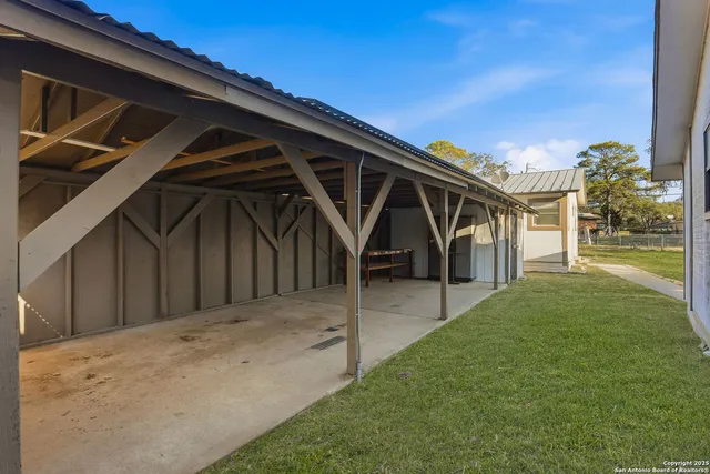 $225,000 | 402 Mockingbird Lane, Devine, TX 78016