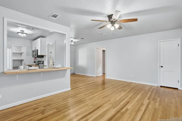 $225,000 | 402 Mockingbird Lane, Devine, TX 78016