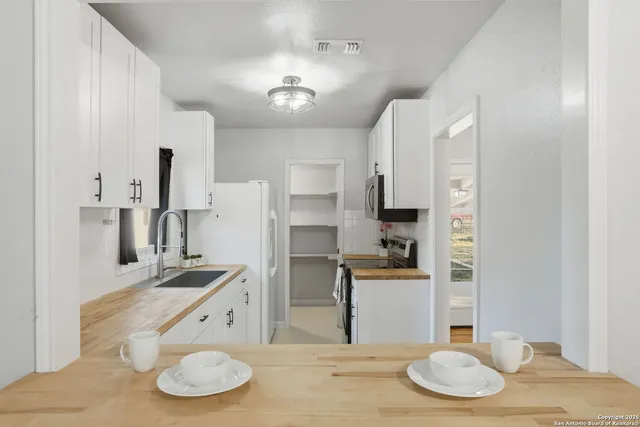 $225,000 | 402 Mockingbird Lane, Devine, TX 78016