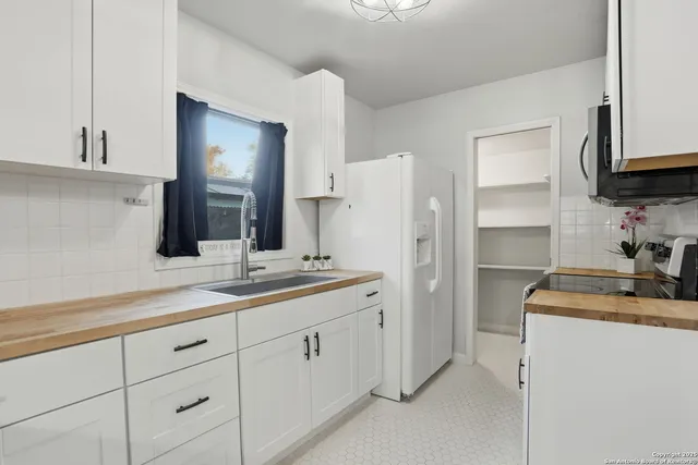 $225,000 | 402 Mockingbird Lane, Devine, TX 78016