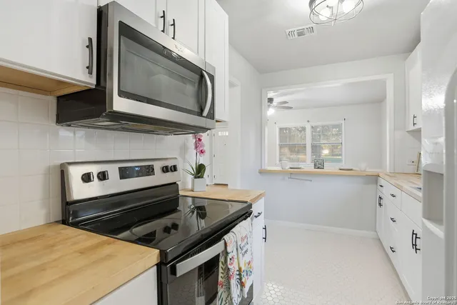 $225,000 | 402 Mockingbird Lane, Devine, TX 78016