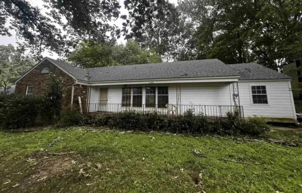 a view of a house with garden and yard