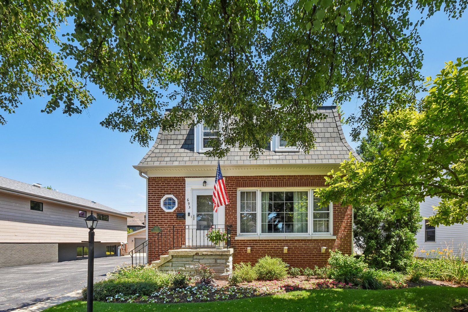 693 Spring Road Elmhurst, IL 60126 - Photo 2 of 32