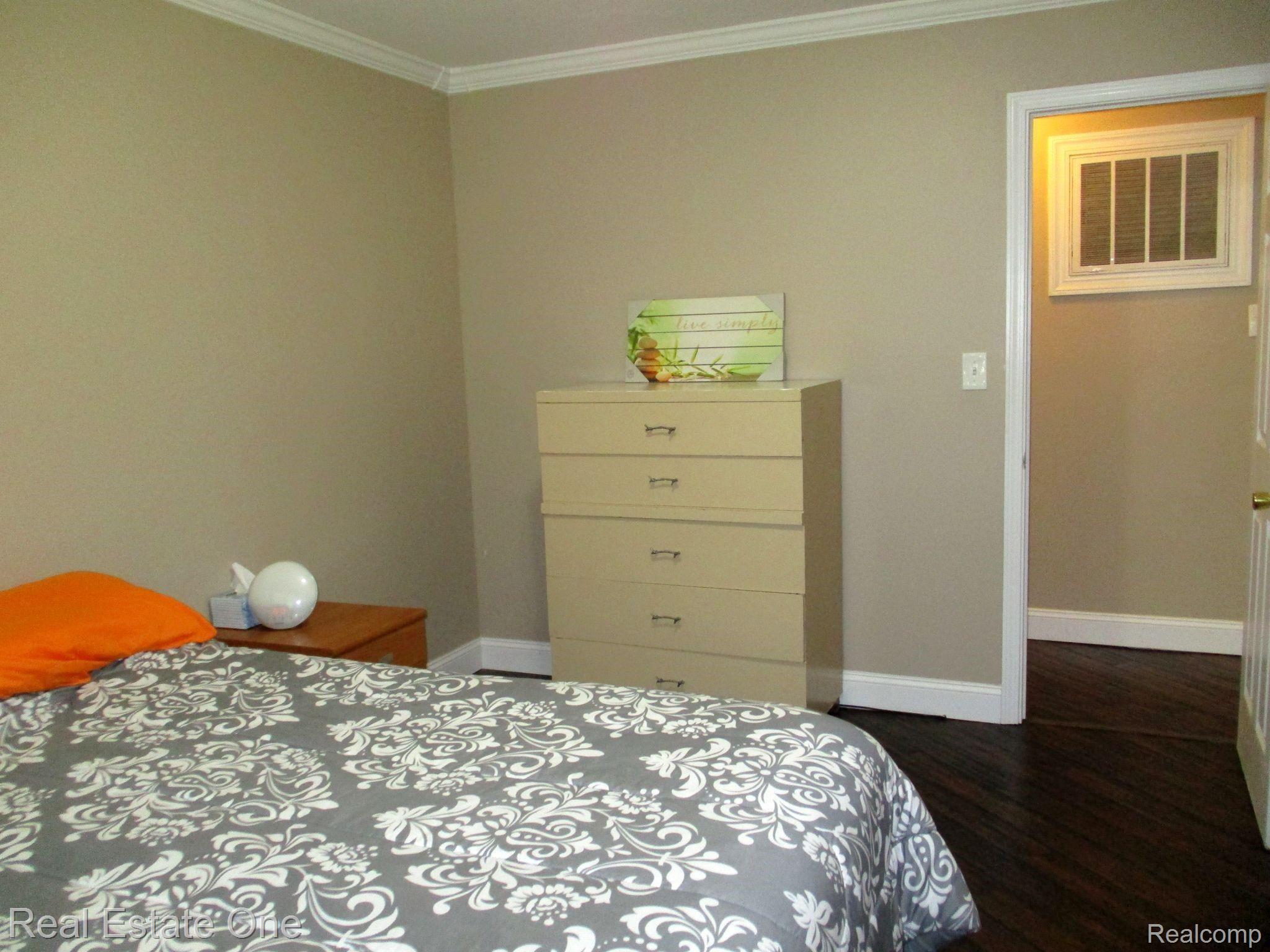 3195 Hessel Avenue Rochester, MI 48307 - Photo 15 of 36 IMG_2355.jpg