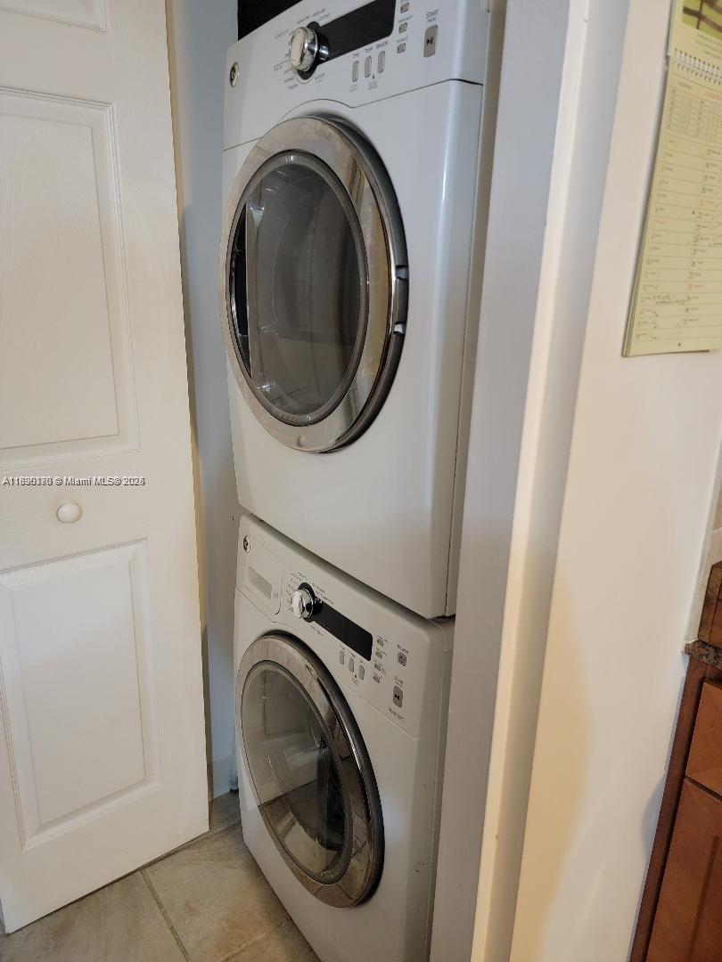 2000 North Bayshore Drive, Unit 226 Miami, FL 33137 - Photo 6 of 15 a utility room with dryer and washer