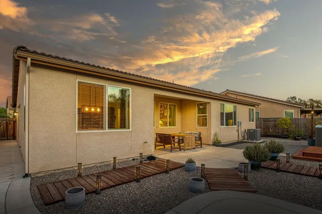 a view of a house with backyard