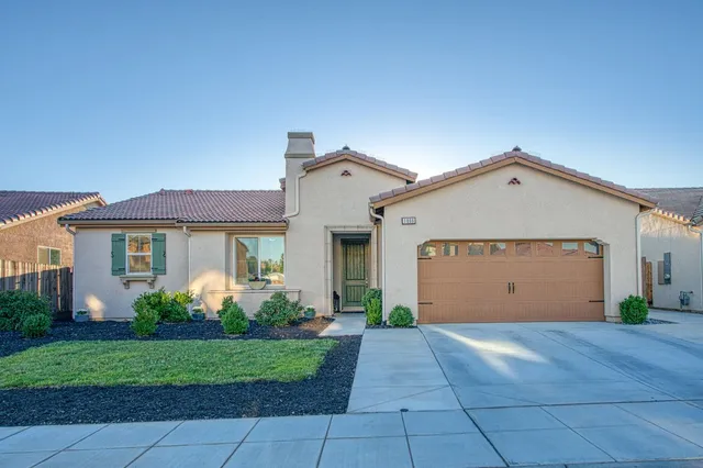 a view of a house with a yard and plants