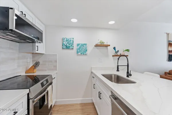 $157,900 | 3033 East Devonshire Avenue, Unit 2003, Phoenix, AZ 85016