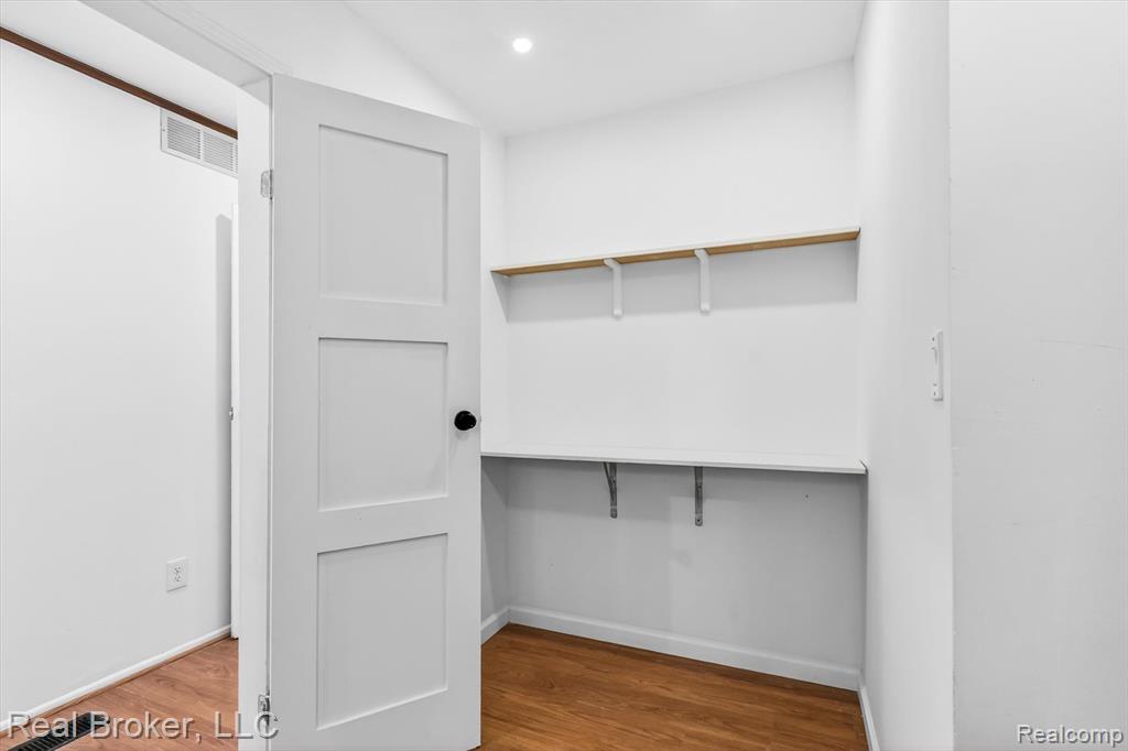 48050 Hull Road Belleville, MI 48111 - Photo 23 of 39