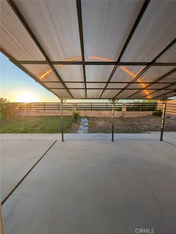 a view of a parking area