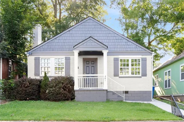 a view of front of a house with a yard
