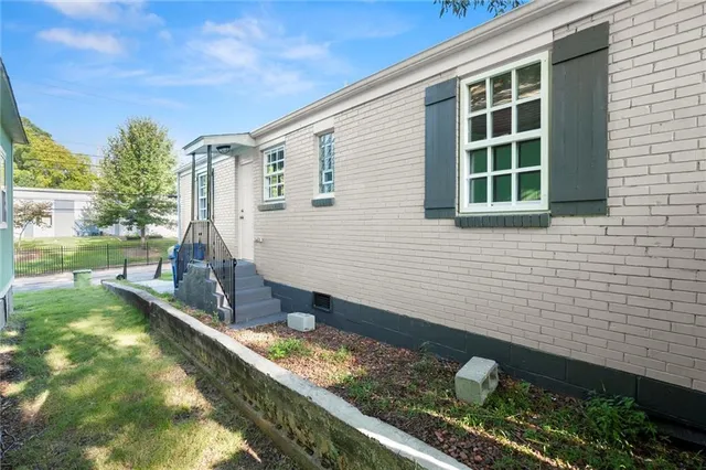 a view of a house with backyard and sitting area
