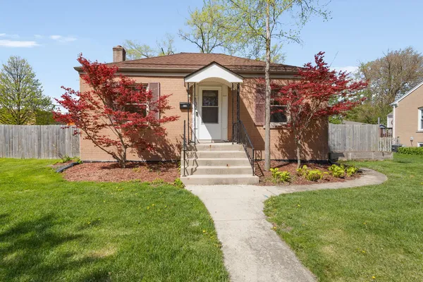 $425,000 | 132 Hiawatha Drive, Clarendon Hills, IL 60514