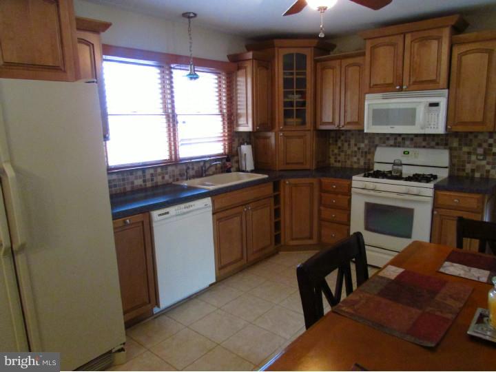 29 Winfield Road Sicklerville, NJ 08081 - Photo 3 of 25 Kitchen