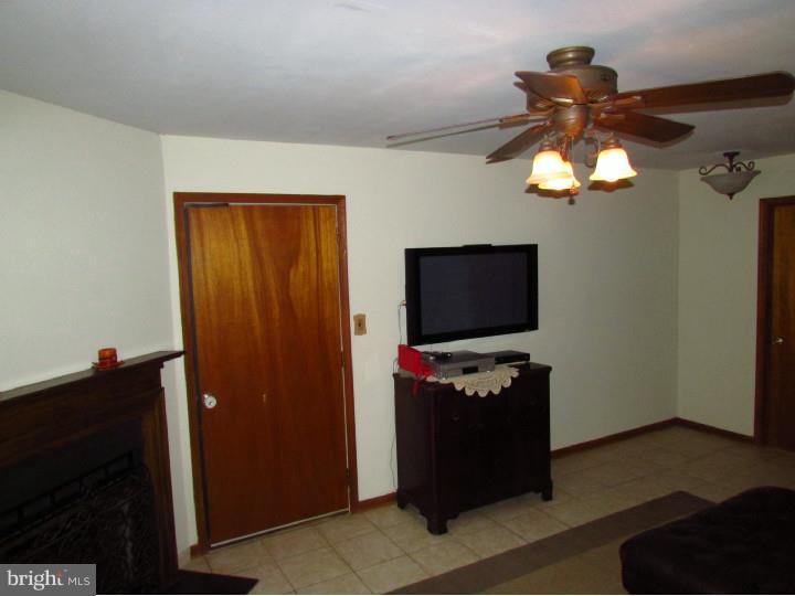 29 Winfield Road Sicklerville, NJ 08081 - Photo 9 of 25 Family Room
