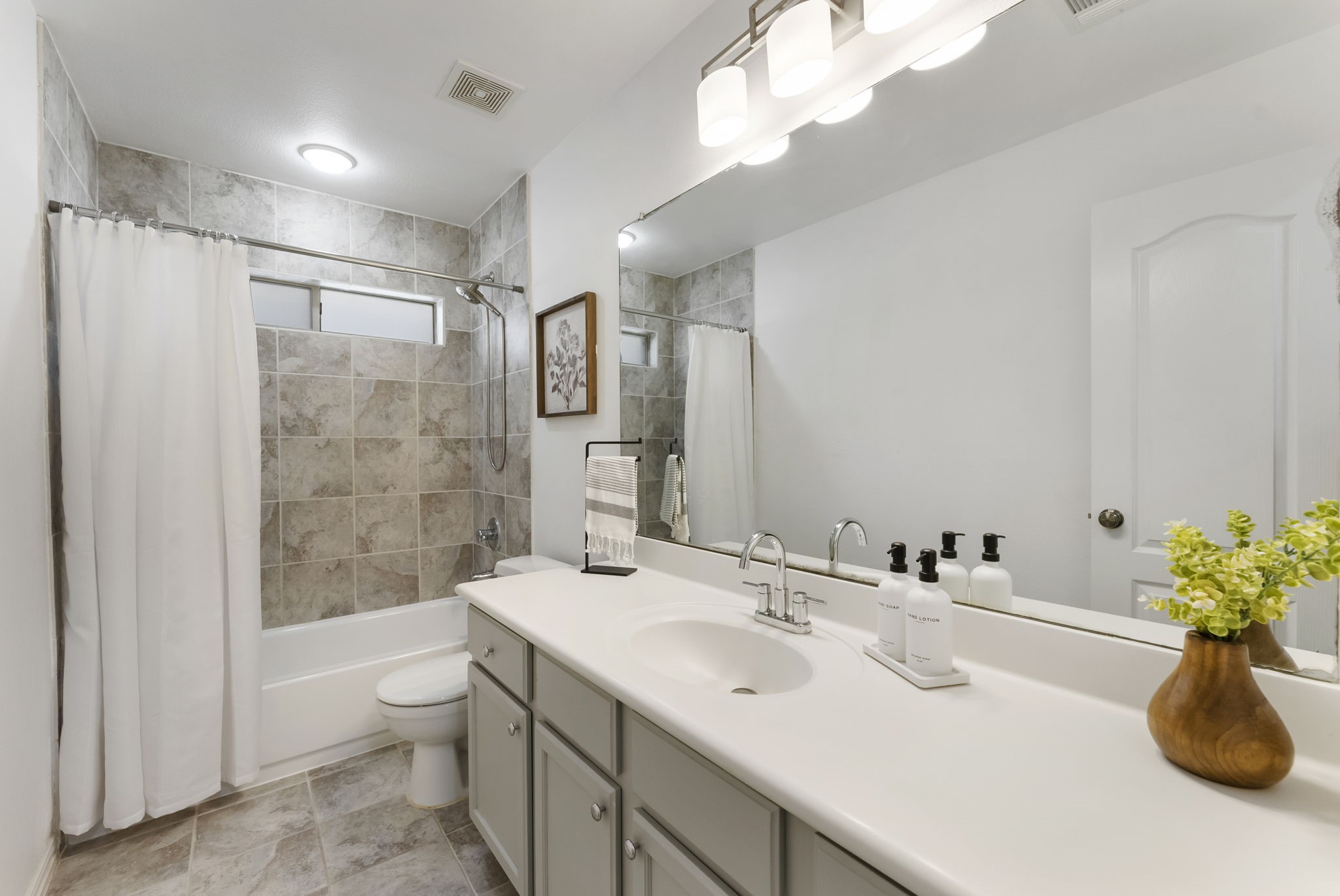 27515 Chris Ridge Court Spring, TX 77386 - Photo 18 of 29 The secondary bathroom