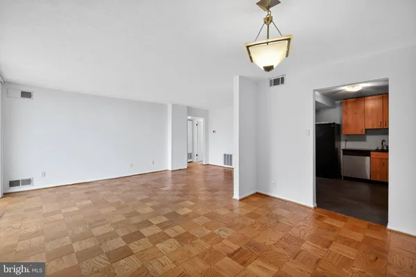 $165,000 | 118 Monroe Street, Unit 604, Rockville, MD 20850