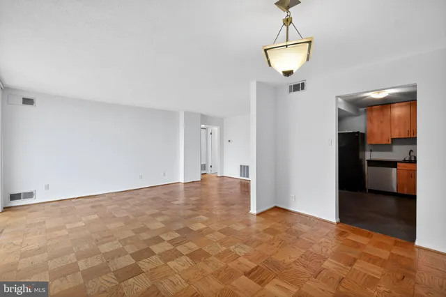 $165,000 | 118 Monroe Street, Unit 604, Rockville, MD 20850