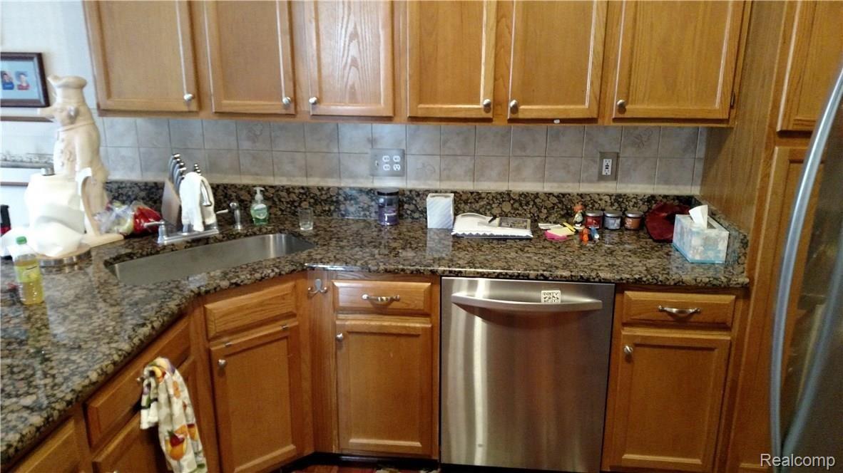 3124 Fairgrove Terrace, Unit 67 Rochester, MI 48309 - Photo 26 of 46 Granite Kitchen Counter Tops With SS sink and SS DW