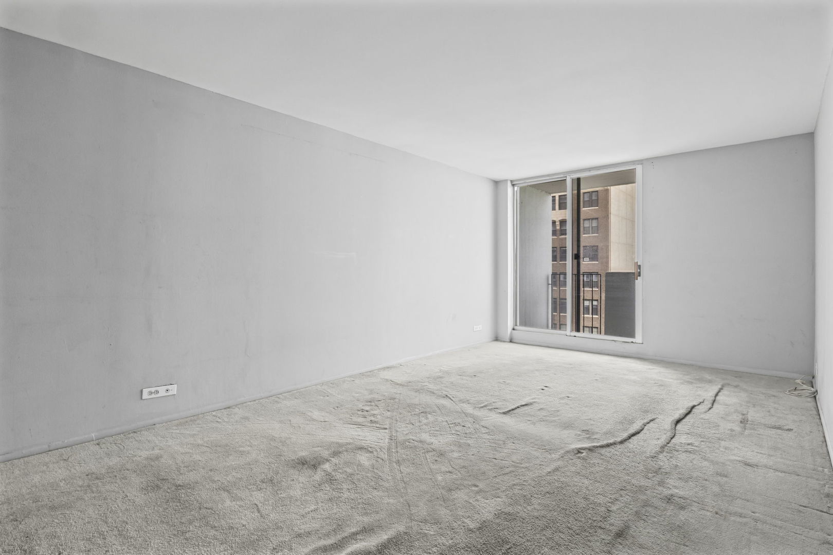 6033 North Sheridan Road, Unit 10D Chicago, IL 60660 - Photo 13 of 24 an empty room with windows