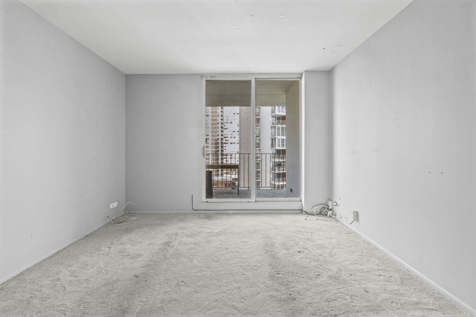 6033 North Sheridan Road, Unit 10D Chicago, IL 60660 - Photo 17 of 24 an empty room with windows