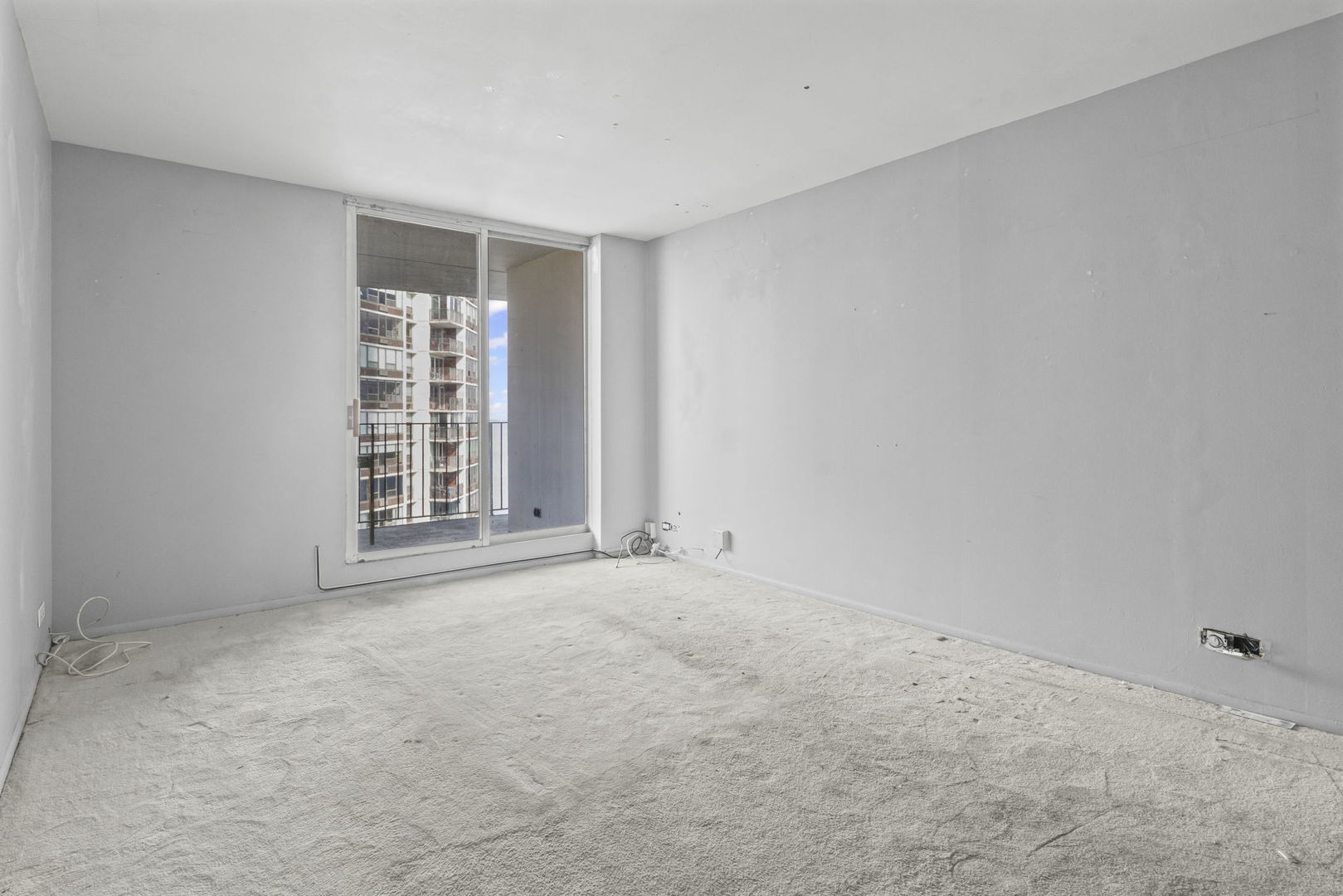 6033 North Sheridan Road, Unit 10D Chicago, IL 60660 - Photo 18 of 24 an empty room with windows