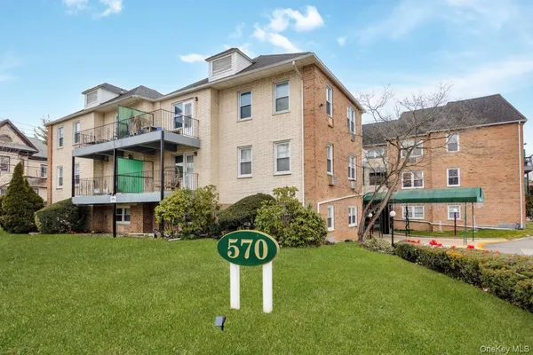 $415,000 | 570 Broadway, Unit B23, Lynbrook, NY 11563