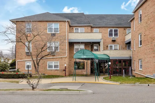 $415,000 | 570 Broadway, Unit B23, Lynbrook, NY 11563