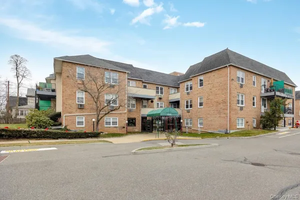 $415,000 | 570 Broadway, Unit B23, Lynbrook, NY 11563