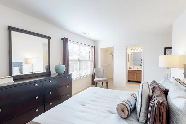 $2,190 | 1128 Johnson Drive, Unit 3521, Buffalo Grove, IL 60089