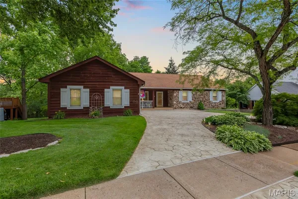 $575,000 | 1334 Rusticview Drive, Ballwin, MO 63011